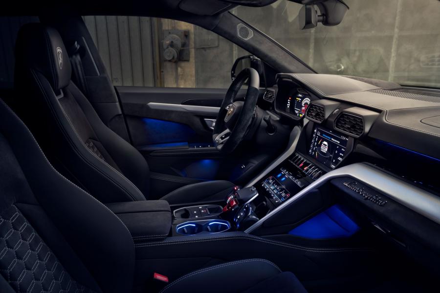 Интерьер Lamborghini Urus Esteso by Novitec Rosso 2019 года  (фото 11 из 23)